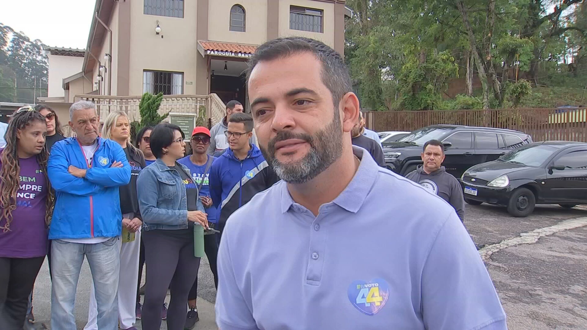 Gustavo Martinelli caminha pelo Ivoturucaia e fala sobre propostas para a segurança e economia na região