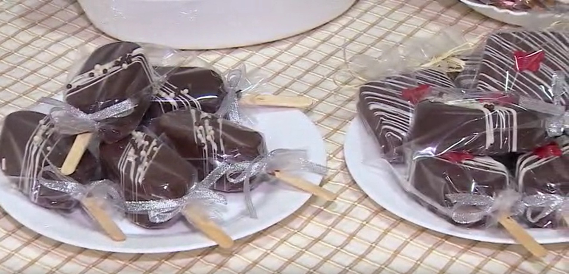Com cobertura de chocolate e ideal para comercialização, aprenda receita de Trufa no Palito