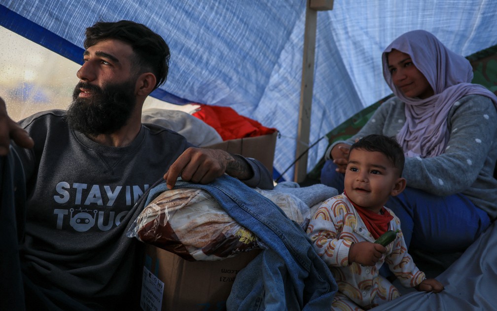 Família libanesa dentro de uma tenda, em um acampamento temporário para pessoas deslocadas em Beirute, Líbano, no dia 30 de março de 2026. — Foto: Raghed Waked/Reuters