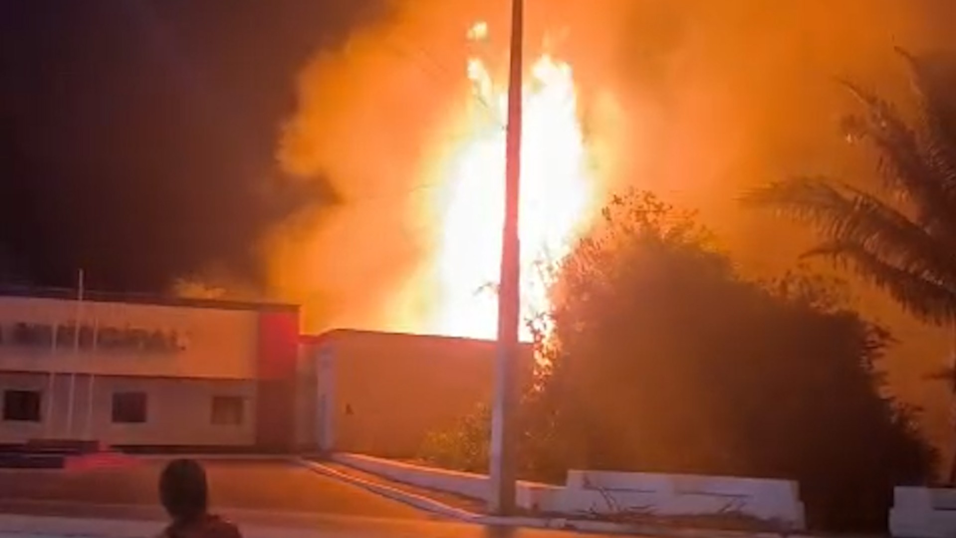 Incêndio próximo à sede da prefeitura assusta moradores em São Benedito do Rio Preto