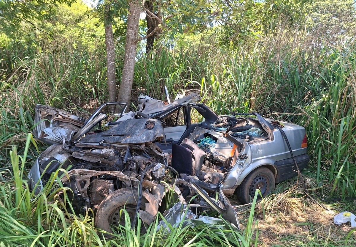 Motorista morre em batida entre carro e carreta em estrada vicinal no interior de SP; veículo ficou destruído