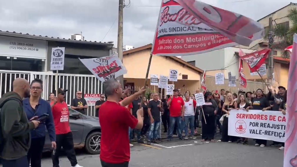 Servidores fazem protesto por reajuste em frente à Prefeitura de Caraguatatuba