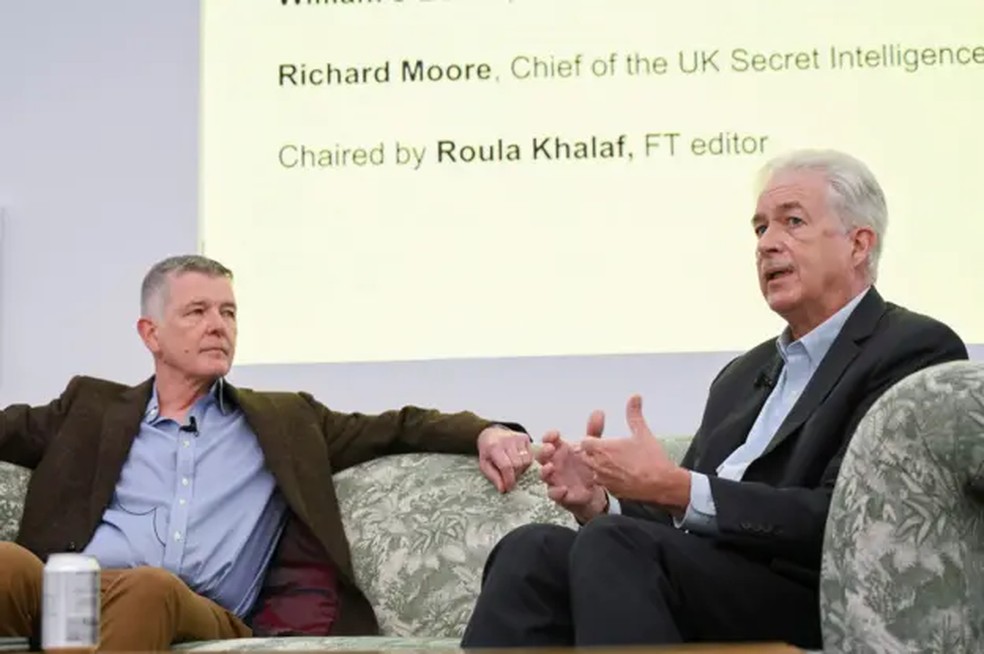Richard Moore, atual chefe do MI6 e o então diretor da CIA, William Burns, alertaram sobre novas ameaças globais — Foto: Reuters