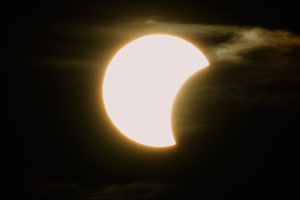 A Lua cobre parcialmente o Sol durante um eclipse solar em Berlim, Alemanha, na quarta-feira, 12 de agosto de 2026 — Foto: Markus Schreiber/AP
