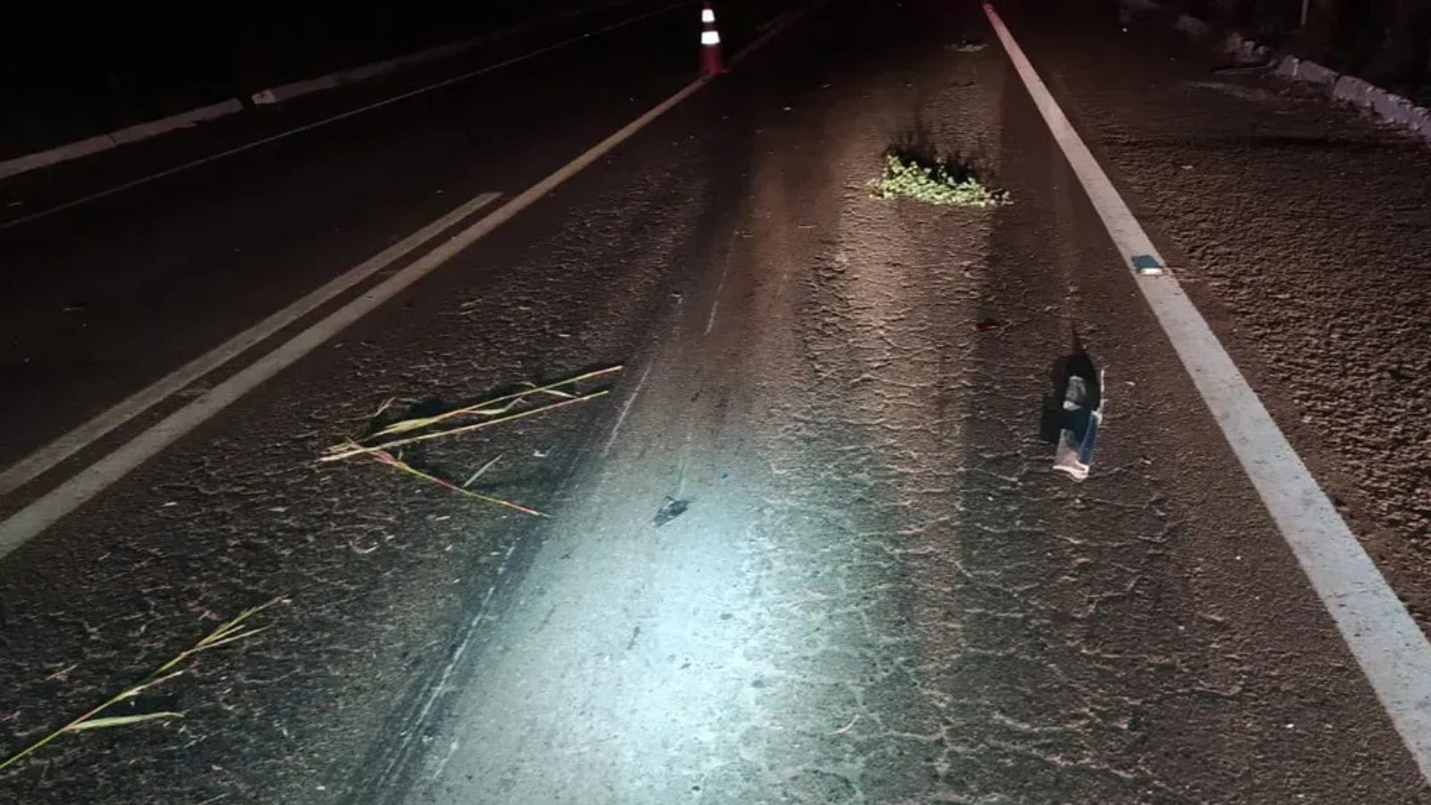 Homem e adolescente morrem após colisão frontal entre carro e caminhão-tanque na BR-343 em Altos