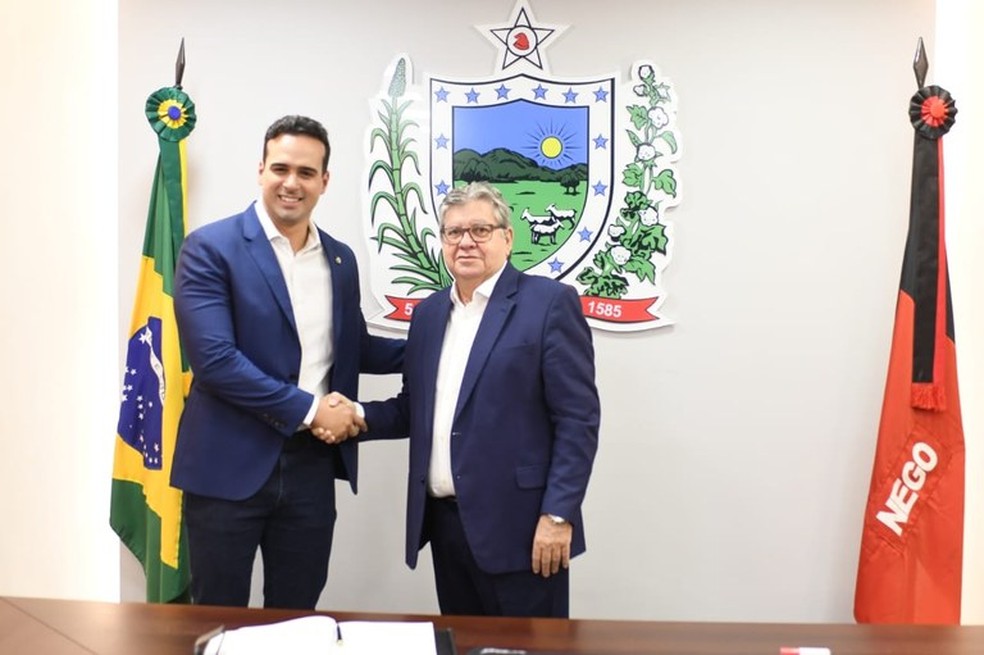 Jo&atilde;o Azev&ecirc;do transmite cargo de governador da Para&iacute;ba para Lucas Ribeiro &mdash; Foto: Divulga&ccedil;&atilde;o/Secom