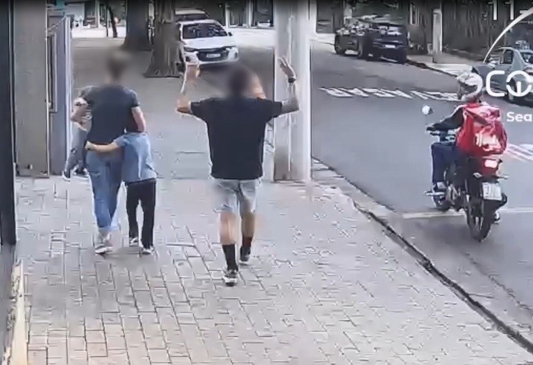 Assaltos feitos por motociclistas assusta moradores de Perdizes, em SP; família com duas crianças é roubada em plena luz do dia