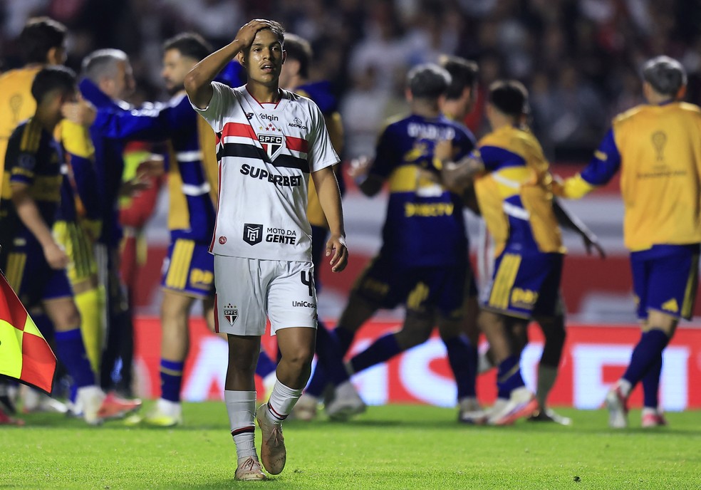 O atacante Gustavo Santana lamenta após o São Paulo ser eliminado pelo Boca Juniors nas quartas de final da Copa Sul-Americana, no dia 15 de setembro de 2026, no Morumbis — Foto: Miguel Schincariol/AFP