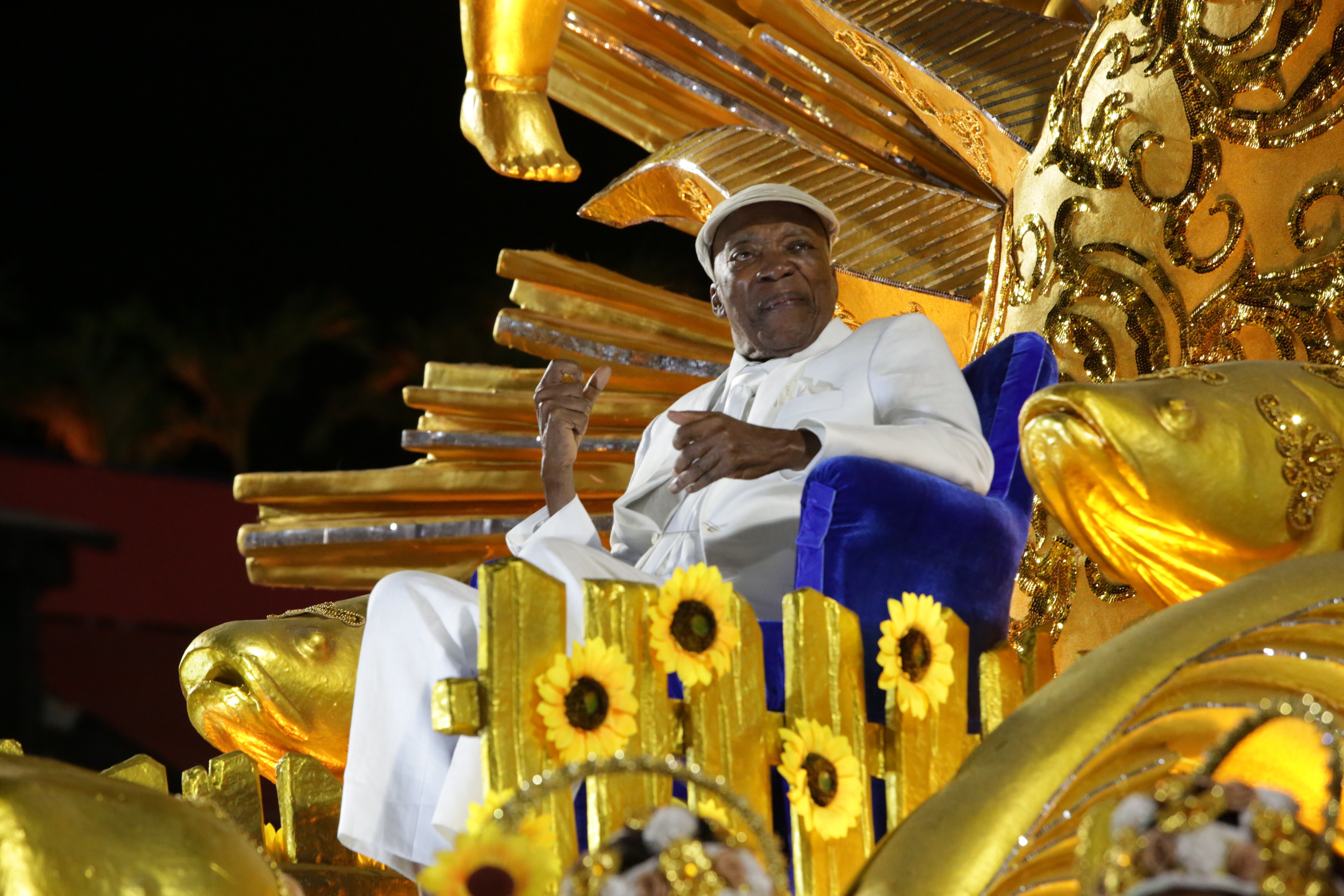 Milton Nascimento é o sol na procissão do samba em que a Portela entronizou o artista no altar do Carnaval carioca