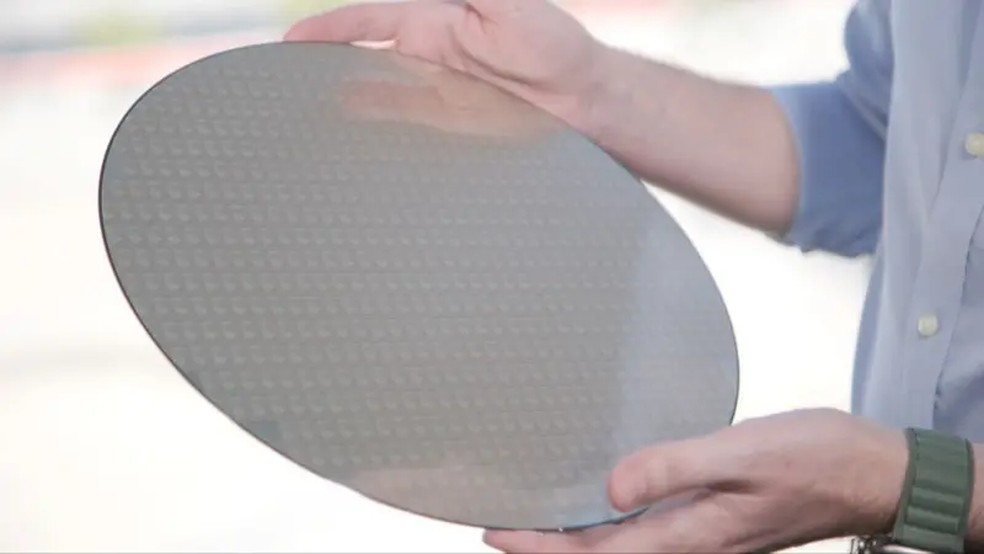 Konstantinos Ninios, da TSMC, mostra à reportagem da BBC como os transistores são feitos — Foto: BBC