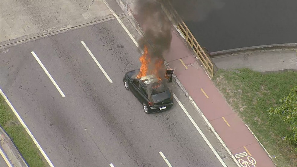 Carro em chamas no início da Linha Amarela — Foto: Reprodução/TV Globo