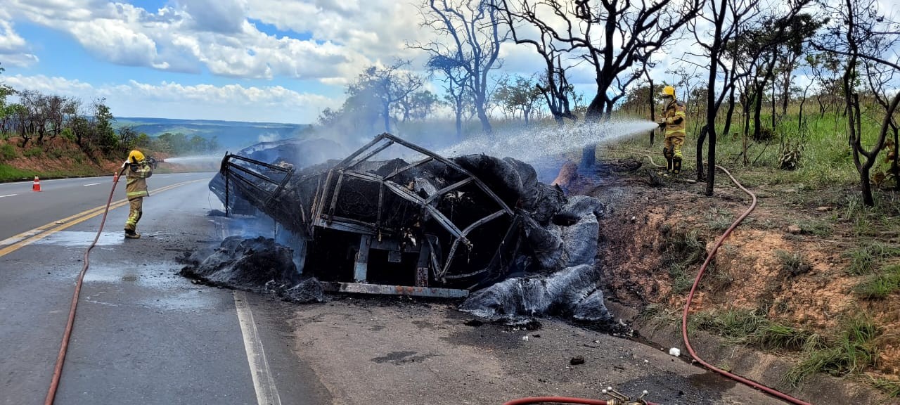 Carreta carregada de algodão fica totalmente destruída após incêndio na BR-040