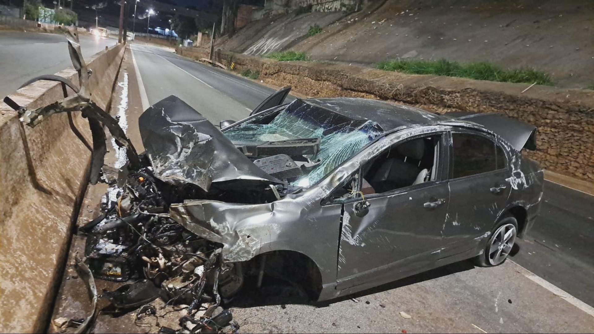 Anel Rodoviário de BH registra dois acidentes nesta sexta; em um deles, motorista abandonou o carro