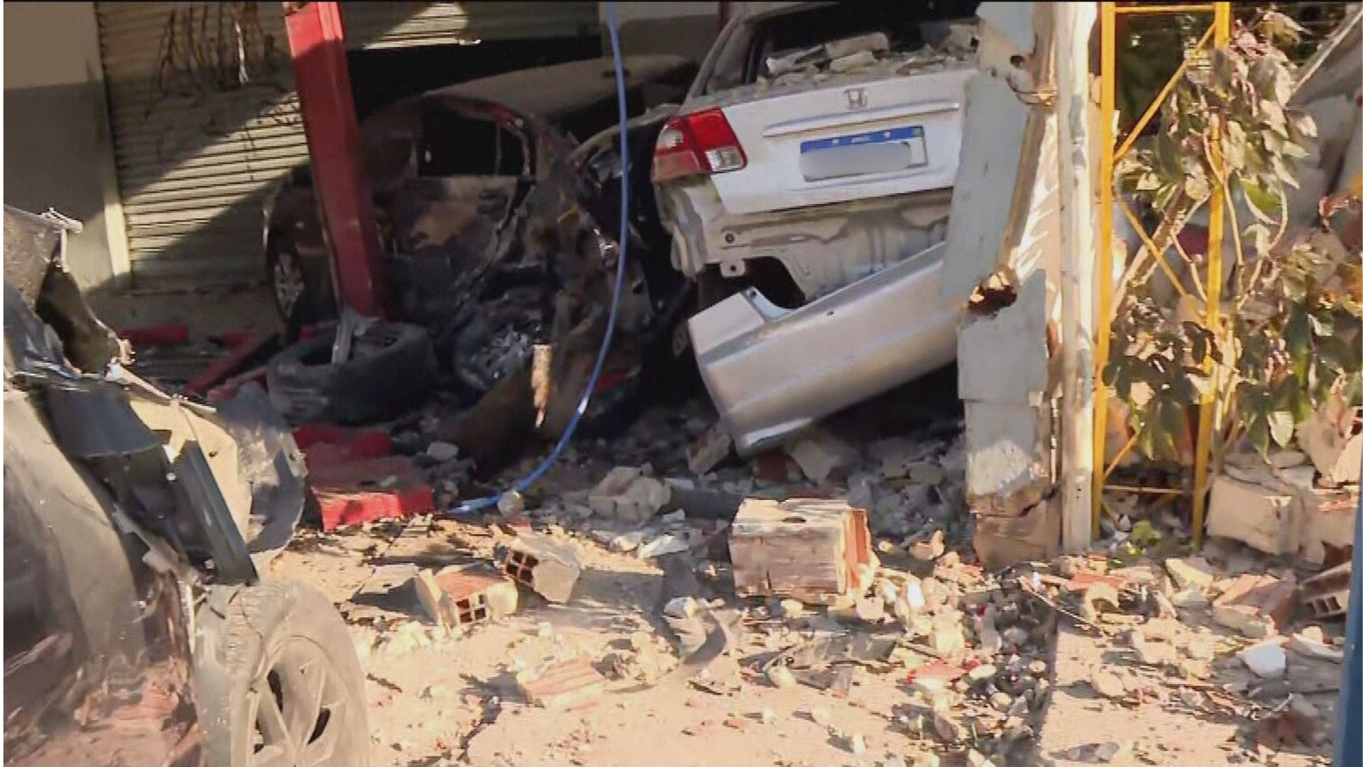 Caminhonete invade oficina de carros, destrói veículos e derruba muro em Olinda; vídeo mostra estragos 
