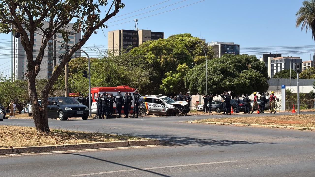 Acidente com carro da PM deixa trânsito parcialmente interditado na W3 Norte, em Brasília