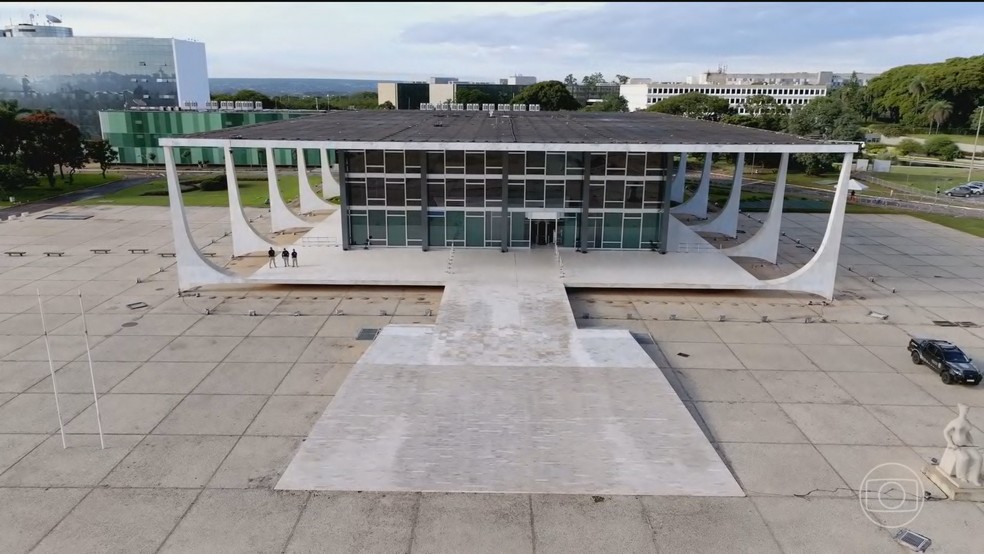 Ministros do STF proíbem que tribunais e outras autarquias 'driblem' veto aos penduricalhos — Foto: Jornal Nacional/ Reprodução