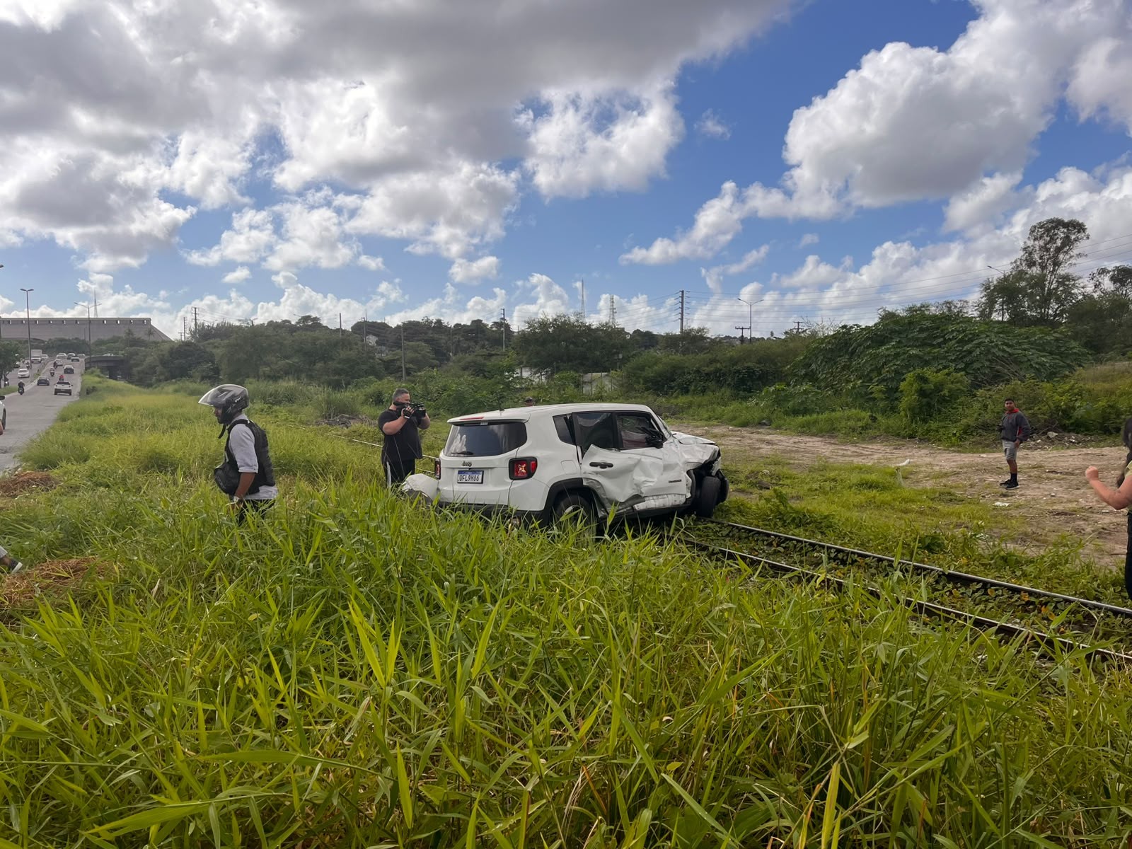 Motorista fica ferido após colidir veículo com trem, em João Pessoa