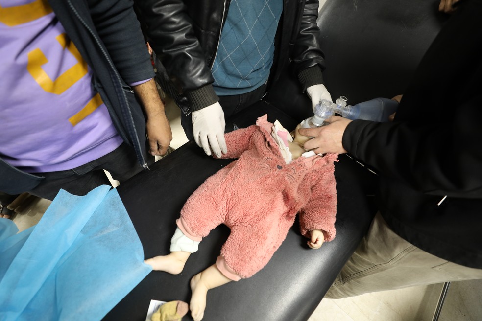 Beb&ecirc; palestino &eacute; atendido ap&oacute;s ser atingido por paraquedas lan&ccedil;ado com carregamento de ajuda humanit&aacute;ria &mdash; Foto: Anadolu Agency via Reuters