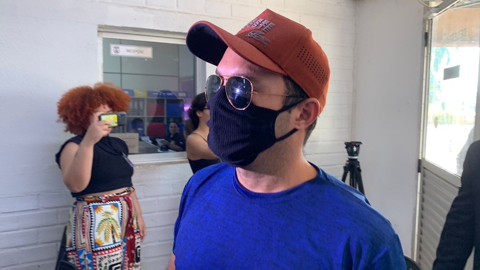 Diogo Pereira Fortes, dono do carro que atropelou estudante na Av. Beira Rio, em Cuiabá, se apresentou à polícia. — Foto: Thiago Andrade/TV Centro América