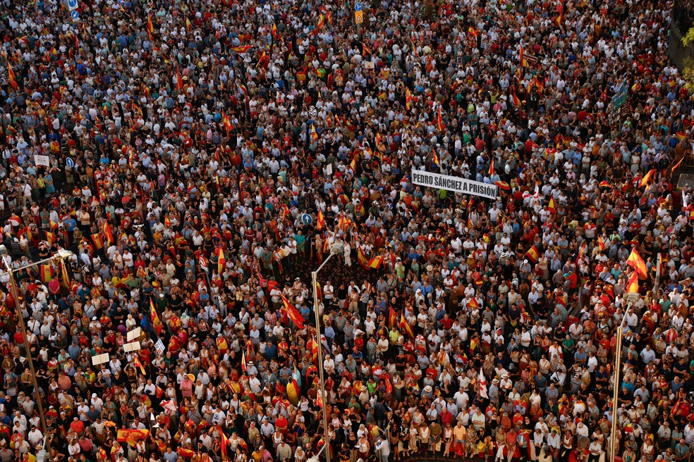 Milhares de pessoas foram às ruas de Madri protestar contra entrada em massa de imigrantes em Ceuta, em 2 de setembro de 2026 — Foto: REUTERS/Violeta Santos Moura