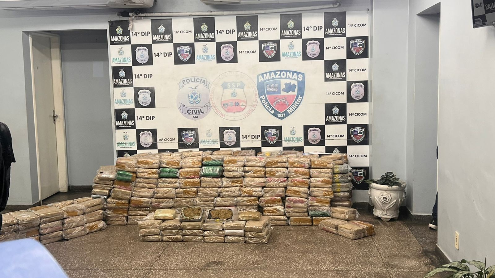 VÍDEO: Rocam apreende cerca de 800 kg de maconha em serralheria no Mauazinho, em Manaus