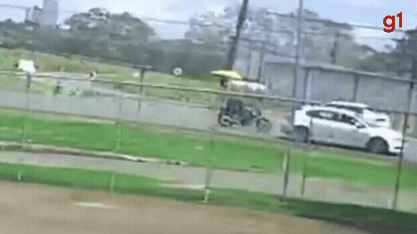 VÍDEO: trabalhador é atropelado após carro furar sinalização de obra na Bahia