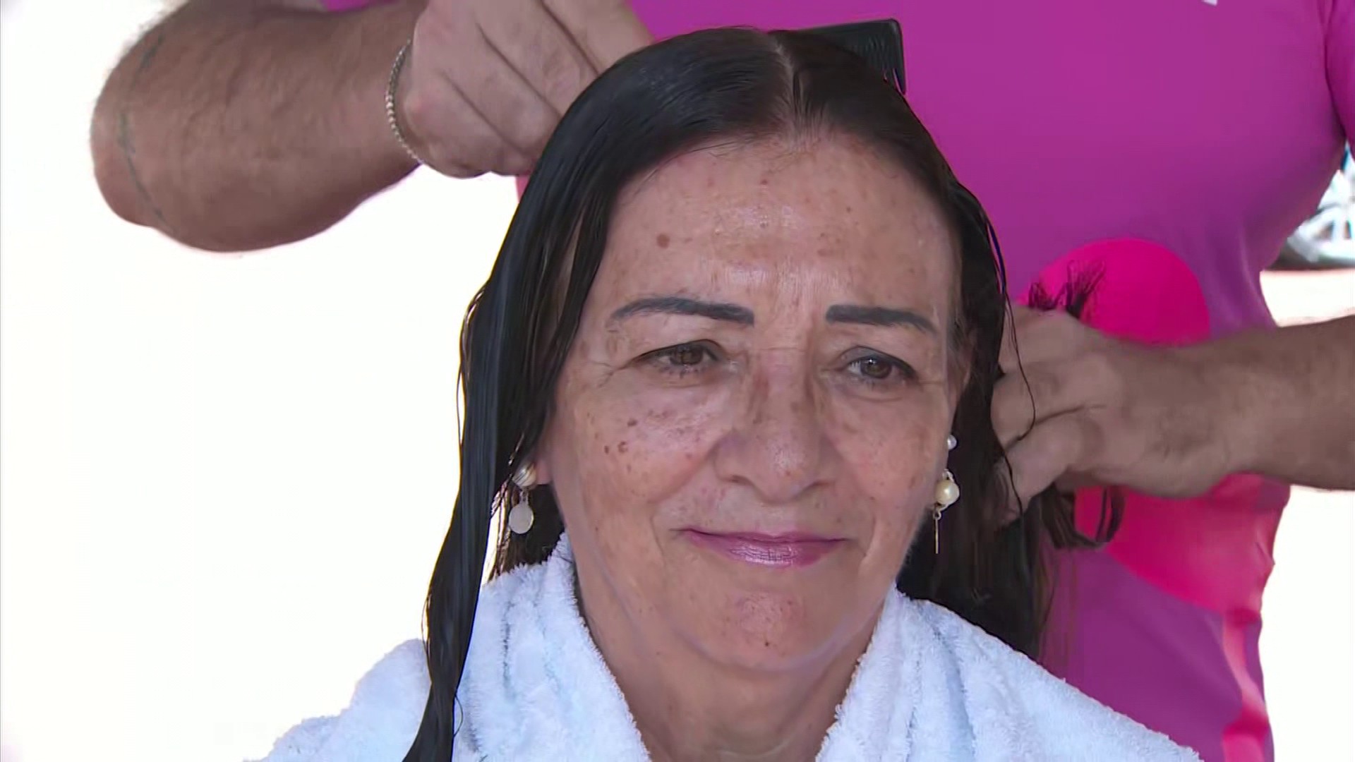 Paciente que perdeu cabelo em tratamento contra câncer se cura e doa novos fios para perucas: 'Fazer isso por alguém, é uma boa'