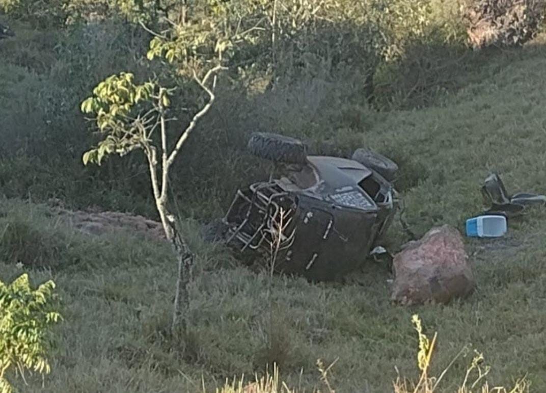 Jovem morre após veículo tipo 'gaiola' cair em ribanceira de estrada rural no interior de SP