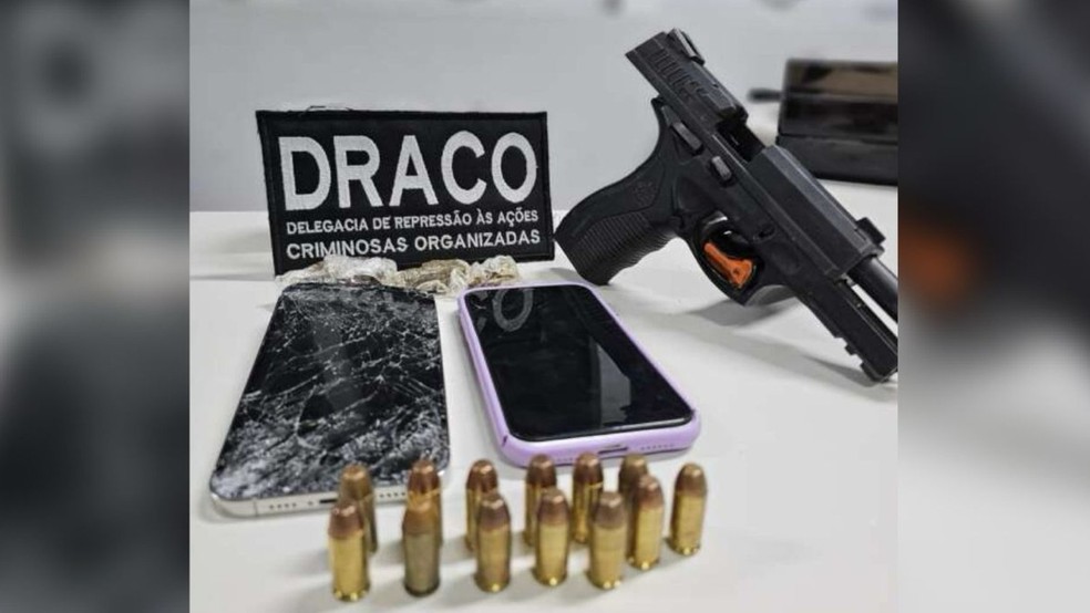 Polícia apreendeu uma pistola municiada com chefe de facção que tentou subornar policiais com R$ 100 mil para não ser preso. — Foto: Polícia Civil/ Divulgação