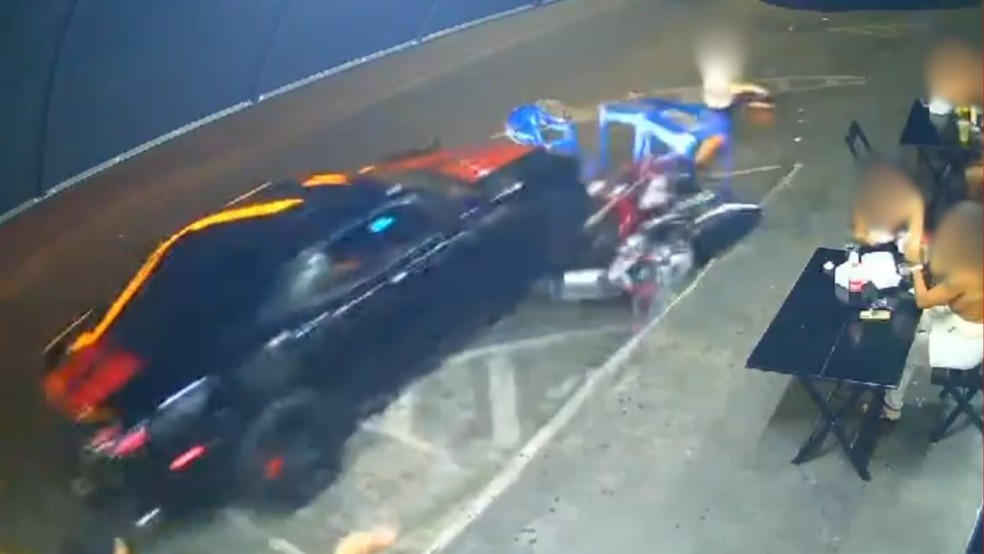 Motorista em Camaro é preso após acidente em Linhares — Foto: Videomonitoramento