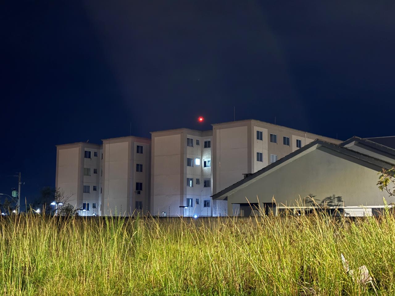 Explosão atinge 20 apartamentos e fere 2 pessoas em condomínio de Cachoeirinha