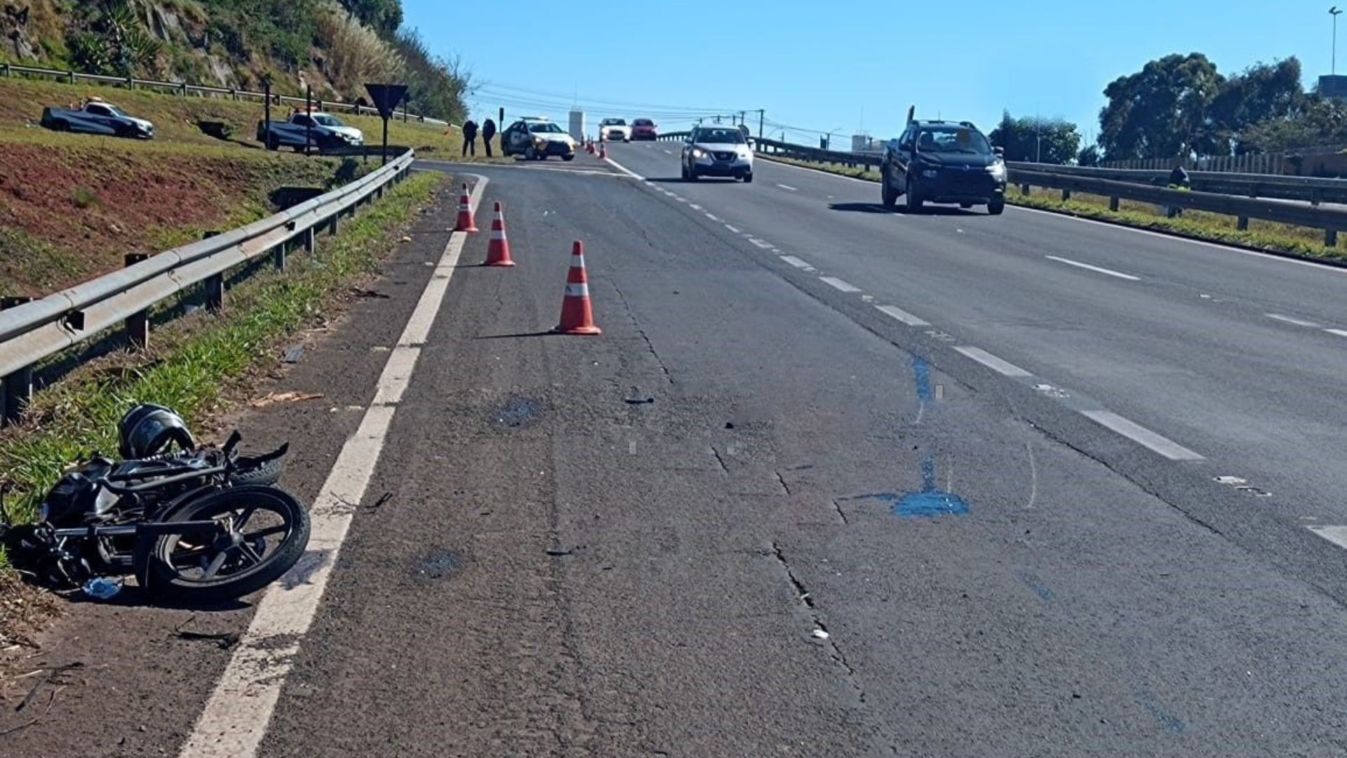 Motociclista morre após ser atropelado por caminhão em rodovia no interior de SP