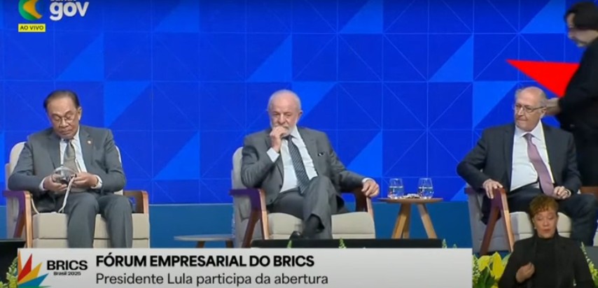 No Rio, Lula participa de fórum empresarial do Brics