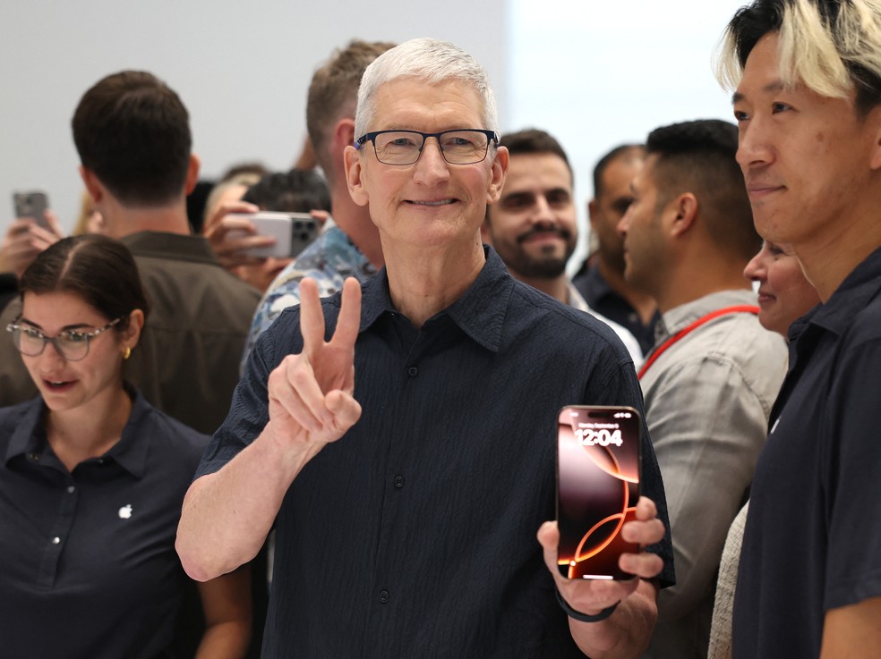 CEO da Apple, Tim Cook, mostra novo iPhone 16 — Foto: JUSTIN SULLIVAN / GETTY IMAGES NORTH AMERICA / Getty Images via AFP