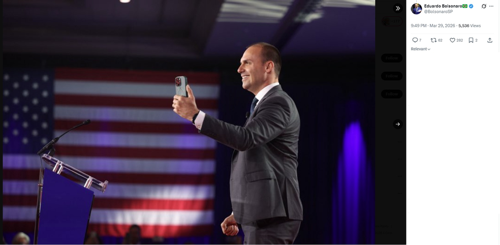 Eduardo Bolsonaro em evento conservador nos EUA em março de 2026. — Foto: Reprodução/Redes Sociais