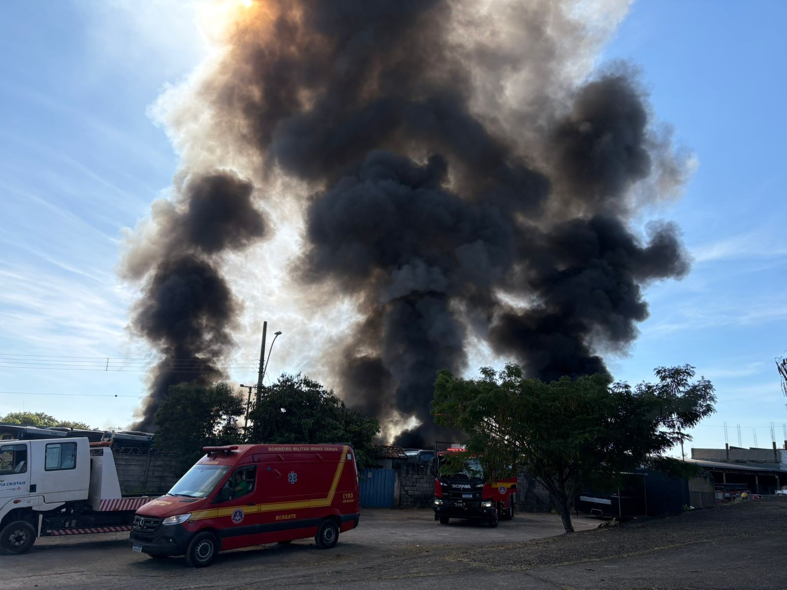 Incêndio atinge garagem de ônibus em BH