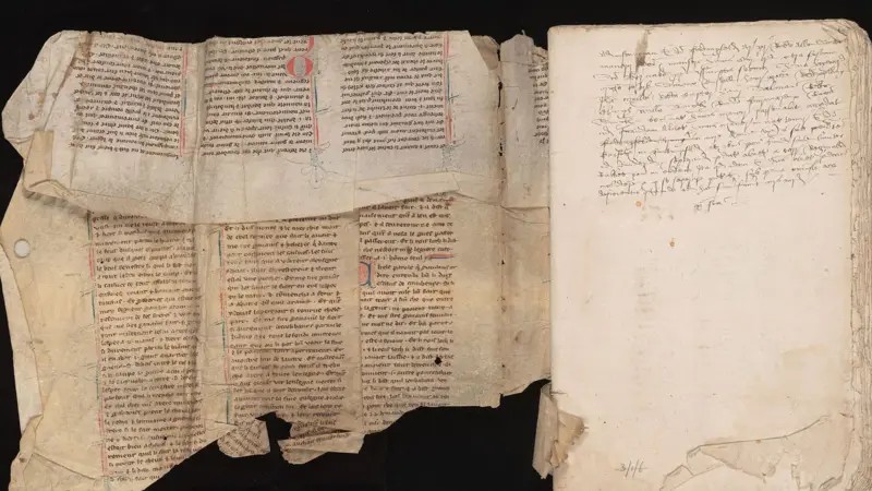 O manuscrito perdido há 400 anos sobre a lenda do rei Arthur e do mago Merlin que foi encontrado dentro de um livro