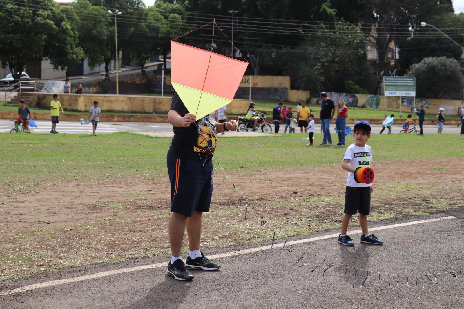 Com formatos e tamanhos diferentes de pipas, céu de Pirapozinho ganha mais cor neste domingo durante festival