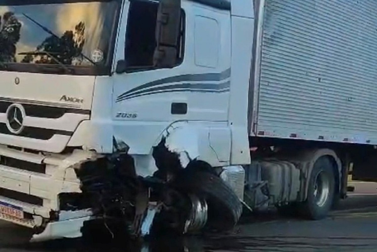 Batida de frente entre carro e carreta deixa homem morto na BR-116