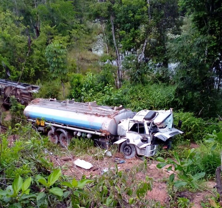 Caminhão-tanque cai em ribanceira próxima a Laranjal do Jari, no Amapá