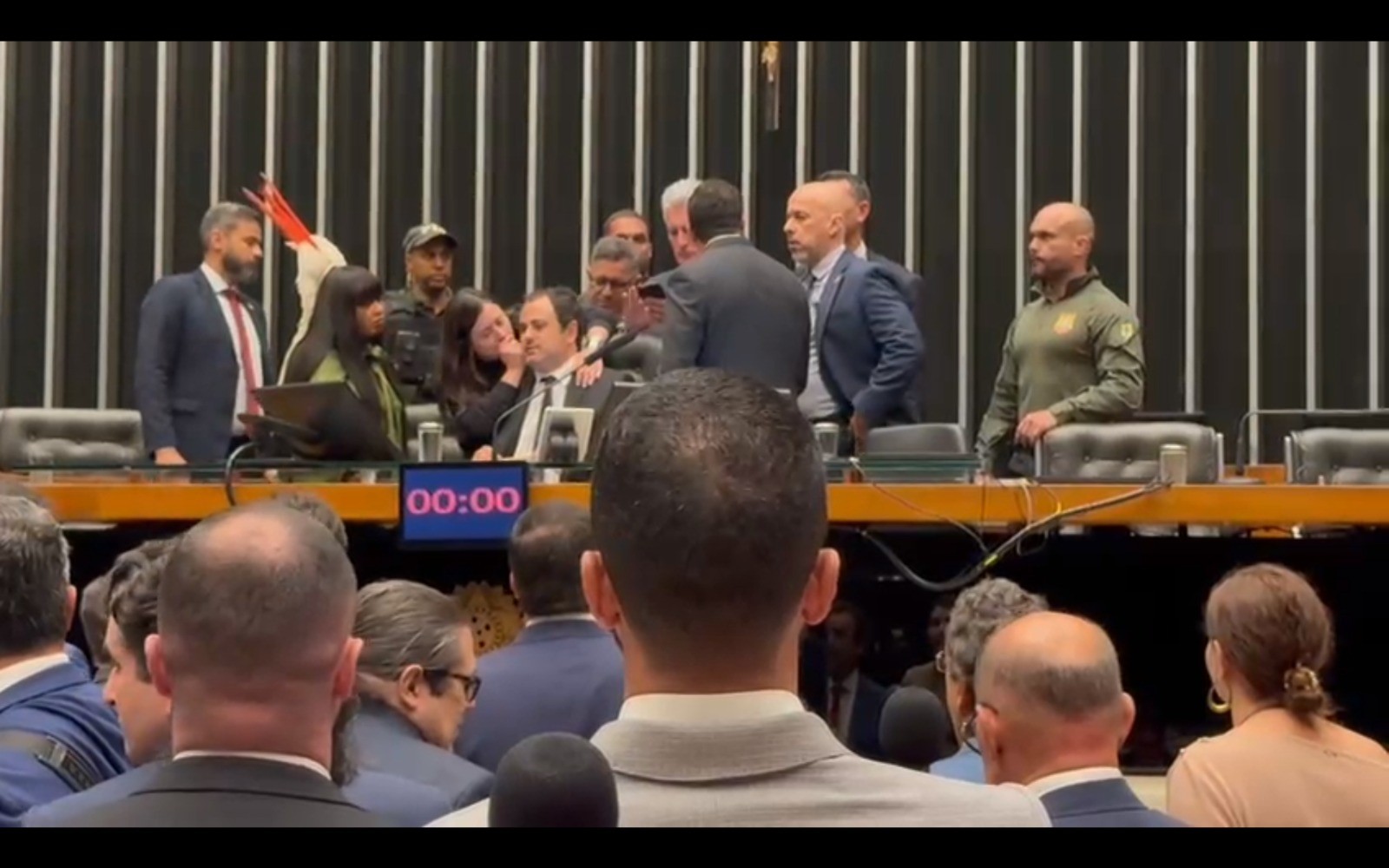 Deputado Glauber Braga ocupa mesa da Câmara; seguranças esvaziam plenário e TV Câmara desliga sinal