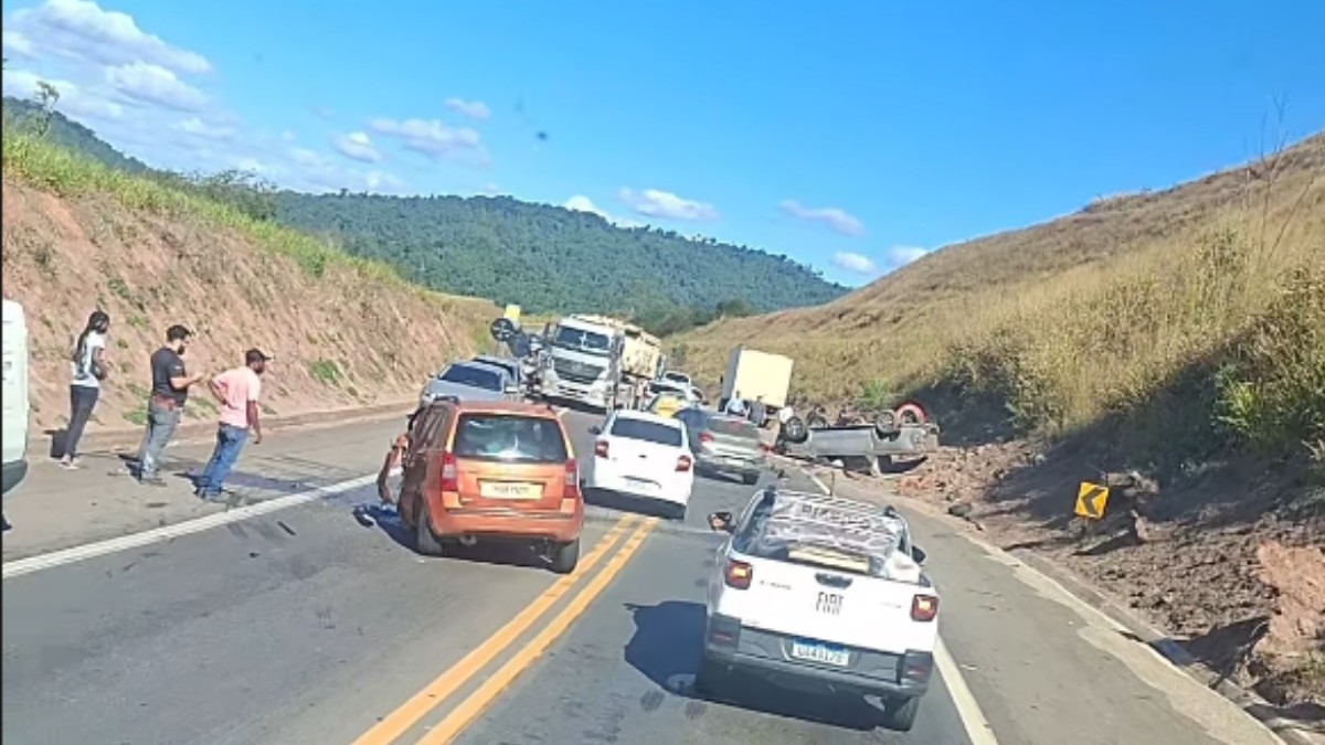 Caminhonete capota após bater de frente com carro na BR-381, em Ipatinga