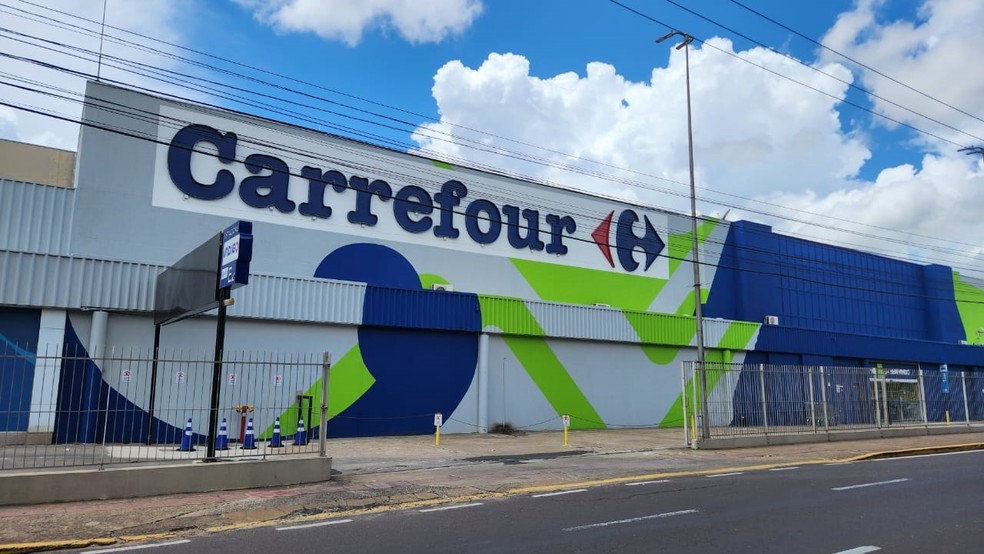 Carrefour em Presidente Prudente (SP). CEO do Carrefour disse que empresa vai parar de comercializar carne do Mercosul, mas não deu detalhes de quais países essa decisão pode afetar. Carrefour Brasil que medida não muda as operações no Brasil — Foto: Leonardo Bosisio/g1
