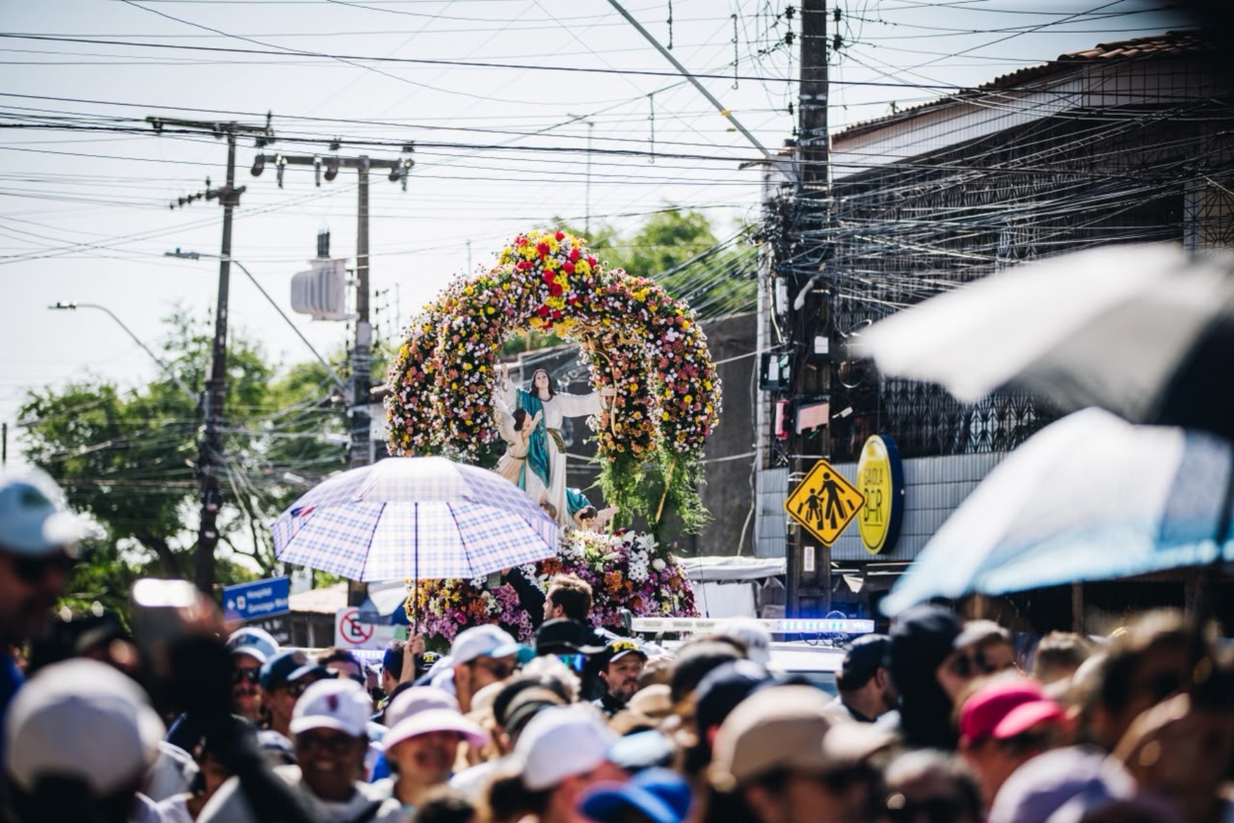 Caminhada com Maria reúne milhares de fiéis em Fortaleza; veja imagens