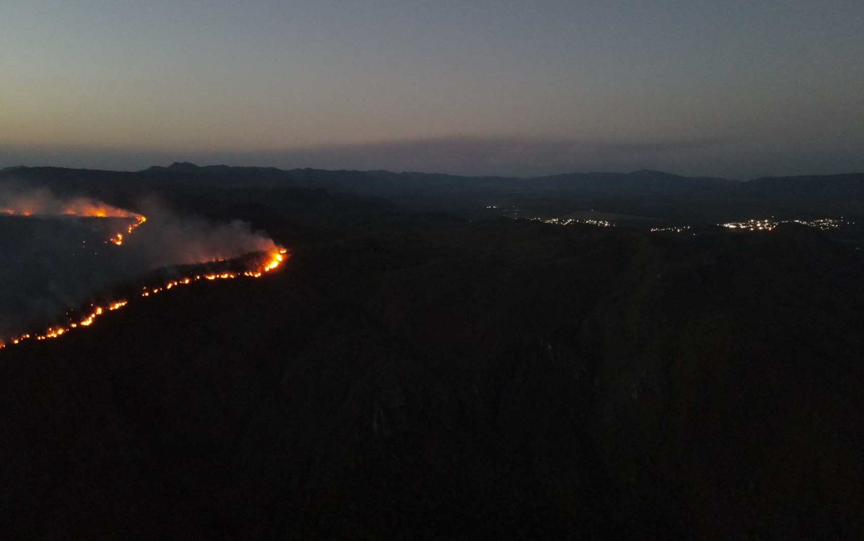 Incêndios na Chapada dos Veadeiros: Casas e Animais em Risco! Veja o que está acontecendo