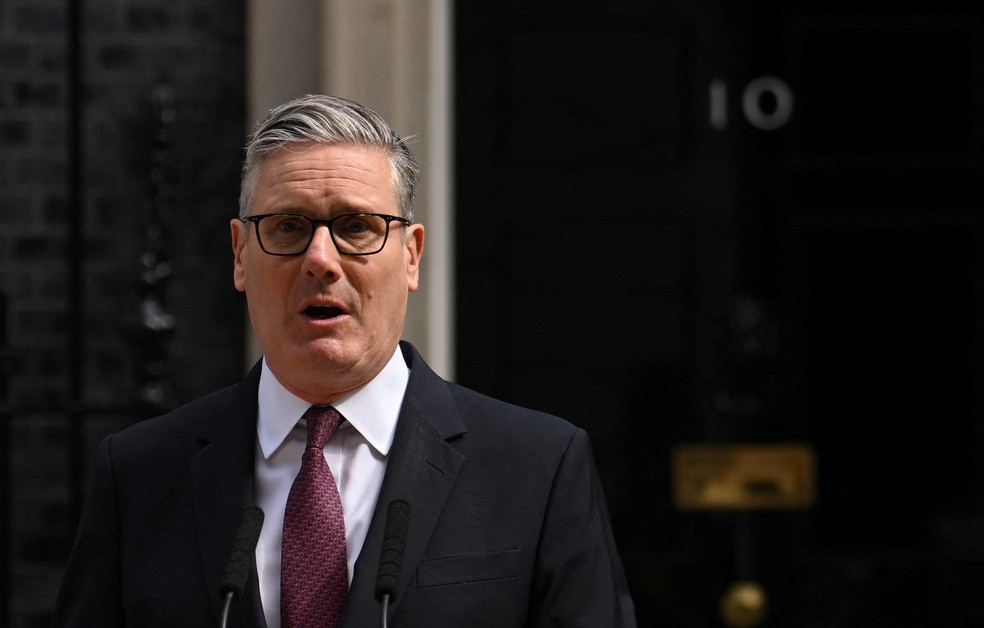 22 de junho de 2026: O primeiro-ministro britânico, Keir Starmer, fala em frente ao número 10 da Downing Street após a vitória decisiva de Andy Burnham na eleição suplementar de Makerfield na semana passada. — Foto: REUTERS/Jaimi Joy