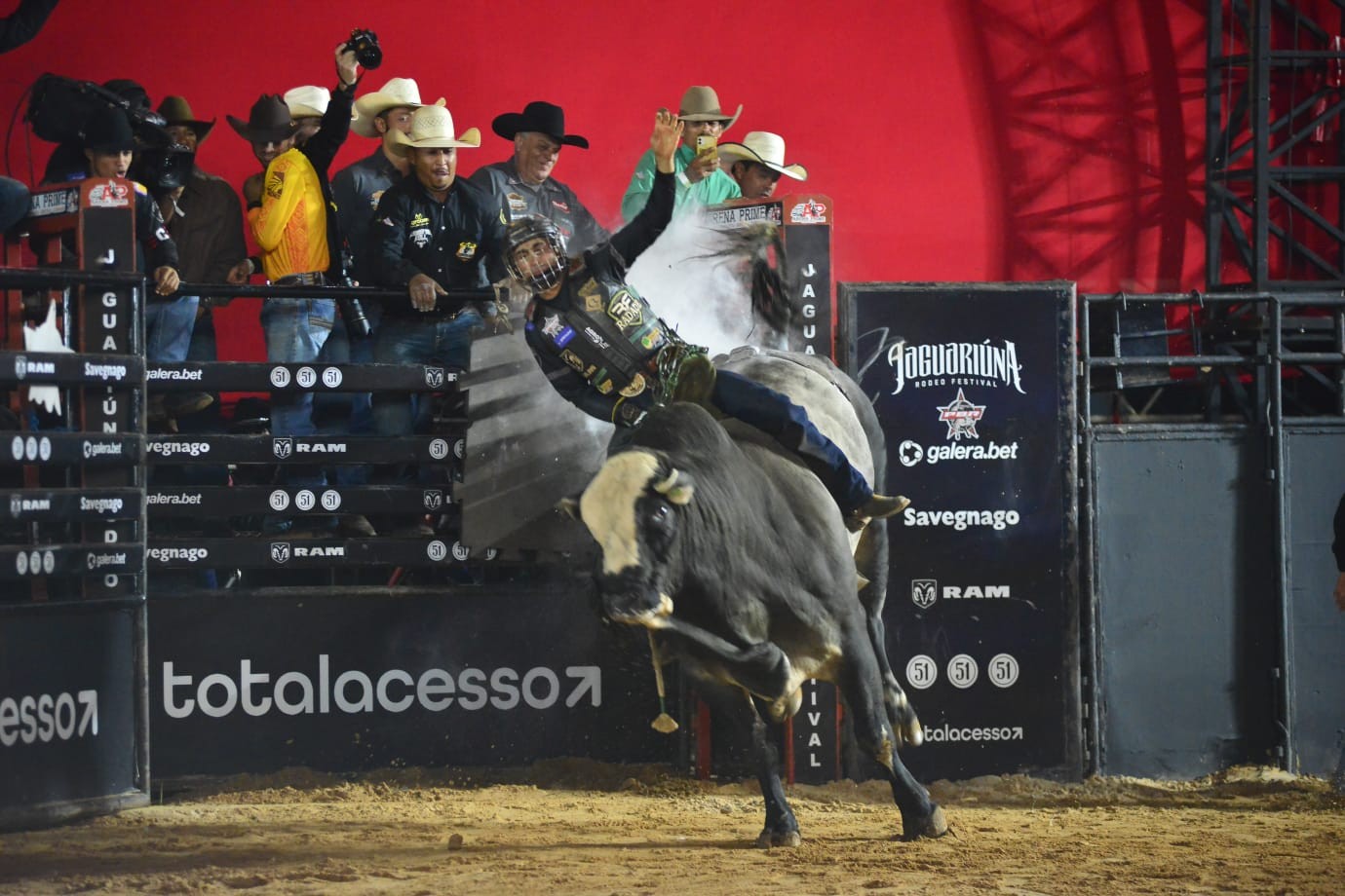 Time Cowboys é campeão da noite na montaria em touros em equipe do ...