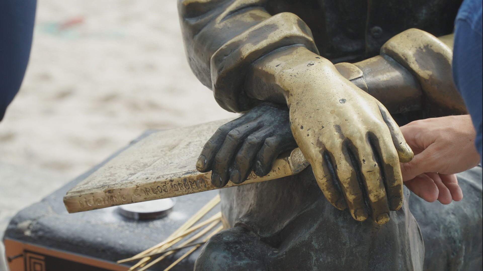 Monumento a Carlos Drummond de Andrade volta a ter livro em Copacabana