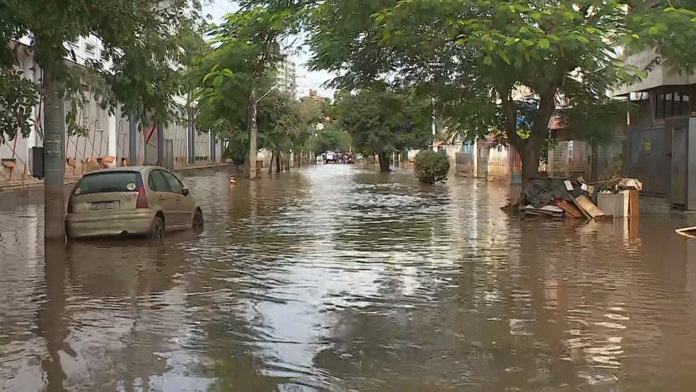 Rua alagada no bairro Humaitá, em Porto Alegre — Foto: Reprodução/RBS TV