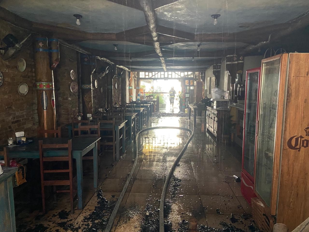 Incêndio destrói restaurante e mobiliza bombeiros em São Sebastião, SP